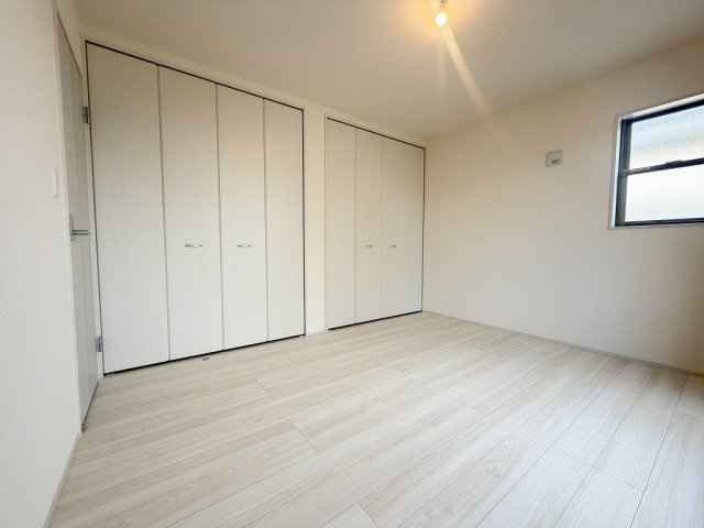 三郷市鷹野1丁目　新築戸建　全2棟　1号棟の洋室|クローゼットが2ヶ所付いた洋室7帖・主寝室としていかがでしょう