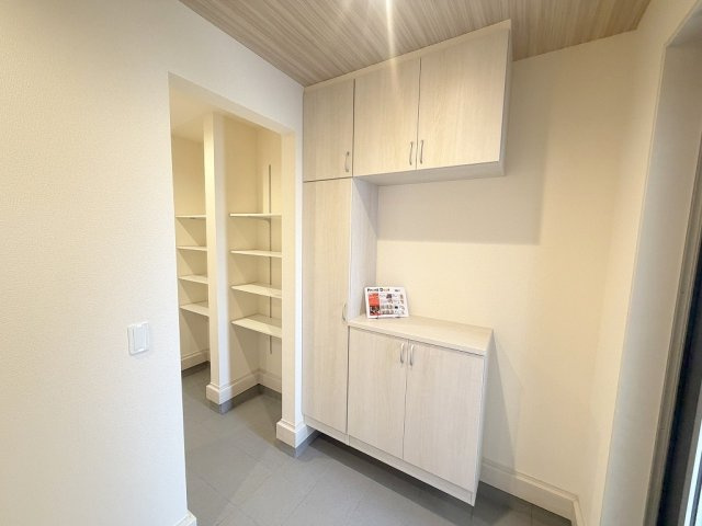 三郷市鷹野1丁目　新築戸建　全2棟　1号棟の玄関|アウトドア用品やベビーカー置きにも便利な広々シューズインクローク
