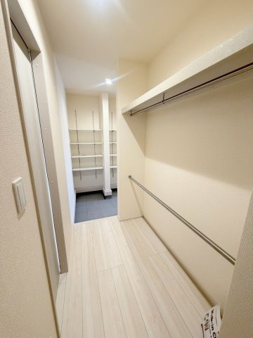 三郷市鷹野1丁目　新築戸建　全2棟　1号棟の玄関|玄関からSIC、WICを通って廊下へ行けます！家族用と来客用で分けてお使いできます