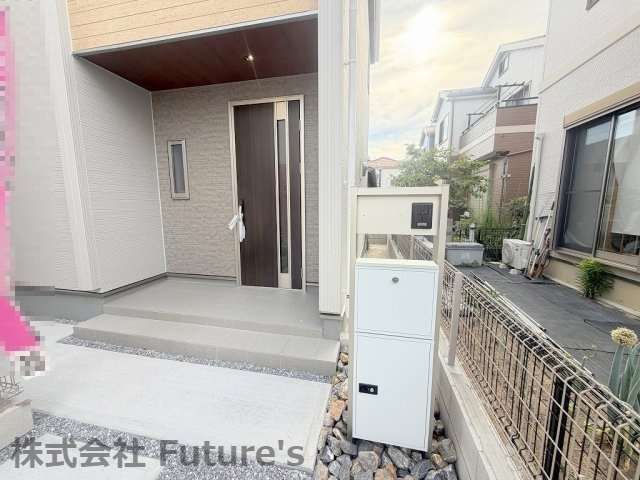 三郷市鷹野1丁目　新築戸建　全2棟　1号棟のエントランス|不在時に便利な宅配BOX完備