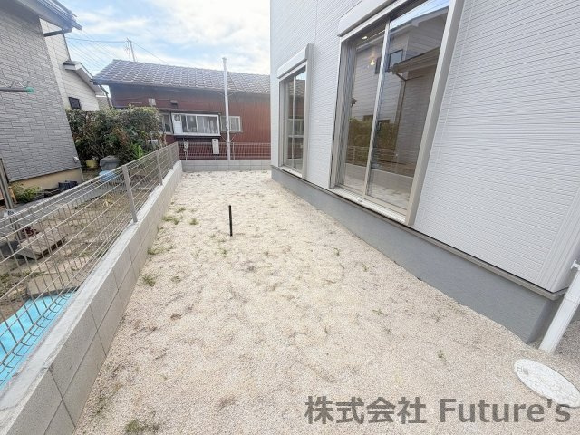 三郷市鷹野1丁目　新築戸建　全2棟　1号棟の庭|南側に広々とした庭があります。お子様のプールなども楽しめます