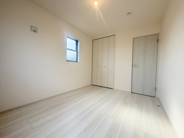 三郷市鷹野1丁目　新築戸建　全2棟　1号棟の洋室|クローゼット完備の洋室6帖・子供部屋としていかがでしょう