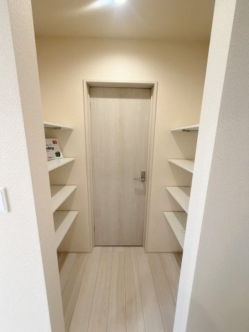 三郷市鷹野1丁目　新築戸建　全2棟　1号棟の収納|キッチン周りをスッキリ片付けられるパントリー付き