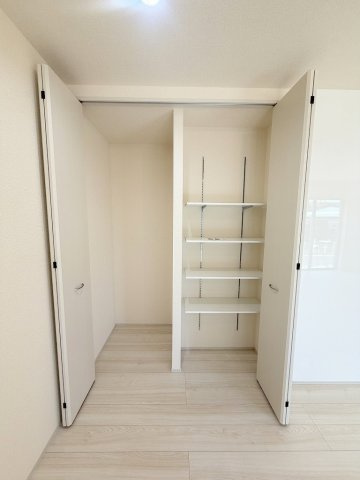 三郷市鷹野1丁目　新築戸建　全2棟　1号棟の収納|ストック品や掃除用具の収納にも便利なリビングの収納です