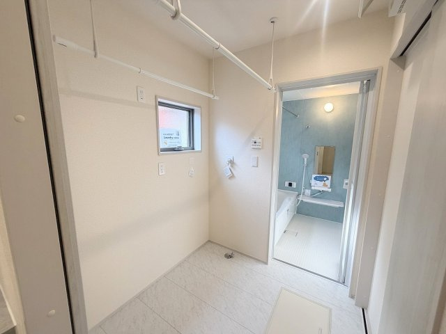 三郷市鷹野1丁目　新築戸建　全2棟　1号棟のランドリースペース|室内物干ルーム！雨の日の洗濯も快適