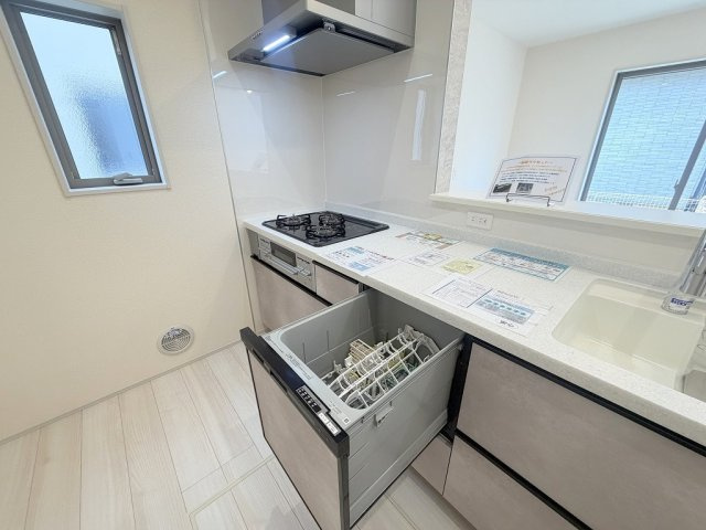 三郷市鷹野1丁目　新築戸建　全2棟　1号棟のキッチン|家事の時短につながる食洗機完備