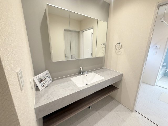 三郷市鷹野1丁目　新築戸建　全2棟　1号棟の独立洗面台|作業台が広く身支度もしやすい広々とした洗面台です