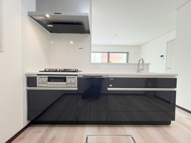 所沢市上新井5丁目【新築戸建て】のキッチン|タカラ製システムキッチン【オフェリア】熱、傷に強くお手入れ簡単アクリル人造大理石シンク×タッチレス水栓、食洗機付で家事も効率化♪