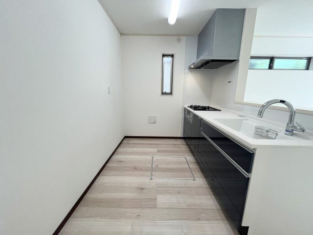 所沢市上新井5丁目【新築戸建て】のキッチン|キッチンスペースも広く設計されていて、回遊動線で洗面～ホール～リビングの家事ラク動線♪