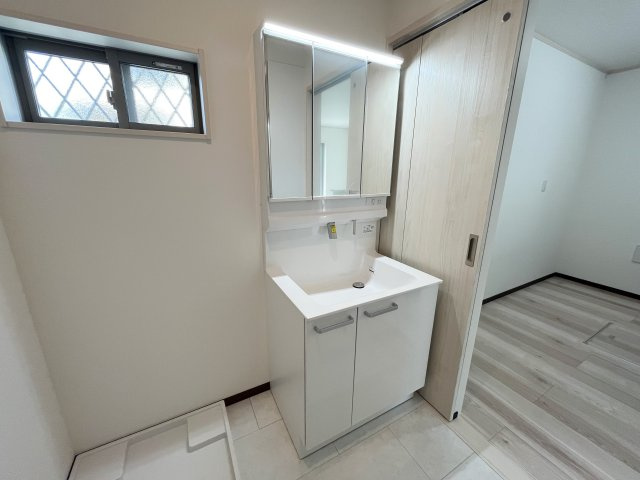 所沢市上新井5丁目【新築戸建て】の独立洗面台|三面鏡、お掃除らくらくで収納にも困りません♪