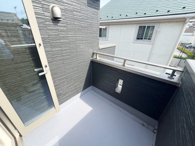 所沢市上新井5丁目【新築戸建て】のバルコニー|2階ホールから直接アクセスできるバルコニーです！日当たり良好♪