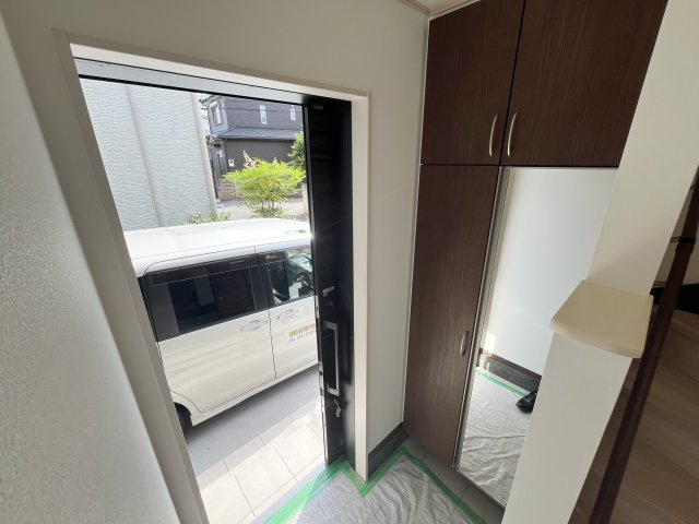 所沢市上新井5丁目【新築戸建て】の玄関|駐車スペースから玄関までも近く、重たい荷物も効率よく運べます！収納付きでスタイリッシュな玄関です♪