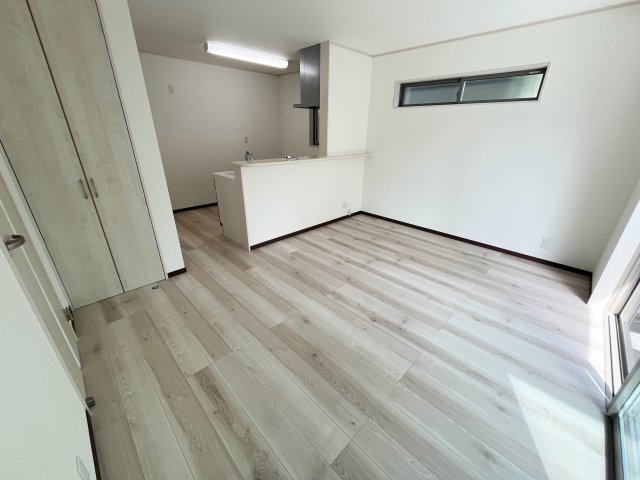 所沢市上新井5丁目【新築戸建て】の居間・リビング|12.25帖のリビング・ダイニングです！大きな窓からは気持ちいい日差しが入り、毎日を明るく照らしてくれます♪