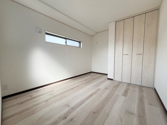 所沢市上新井5丁目【新築戸建て】の洋室|2階5.45帖の洋室です！しっかりと光が差し込む設計になっています♪