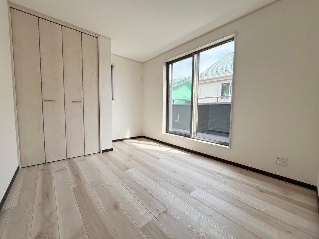 所沢市上新井5丁目【新築戸建て】の洋室|2階5.45帖の洋室です！建具とフローリングの色も落ち着いていておしゃれです♪南面のバルコニーに面していて、たっぷりの日差しが降り注ぎます♪