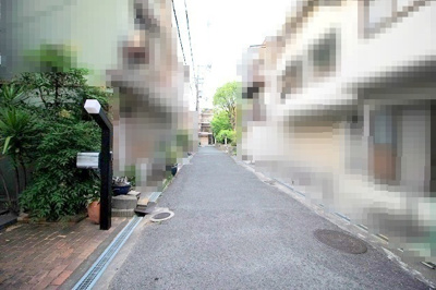 【前面道路含む現地写真】 | □■上神田二丁目　一戸建て■□ | 道路側の敷地にゆとりがあるため、車庫の出し入れ楽々