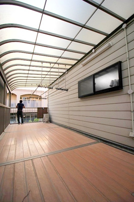 【バルコニー】 | □■上神田二丁目　一戸建て■□ | ※バルコニーの広さを感じて頂くため、写真には当社従業員が映っています。（お客様ではございません。）