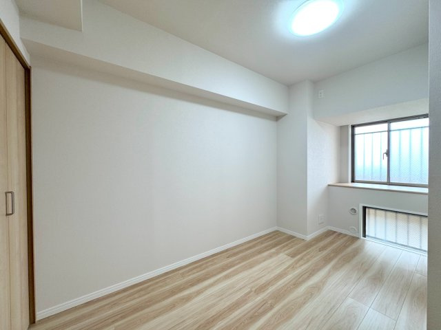 フォルスコートグランマークスの子供部屋|洋室4.9帖　間取り図左上の部屋
窓から自然光が差し込む4.9帖の洋室は、お子様のお部屋や書斎にぴったりの空間です。クローゼットを完備しているため、限られたスペースを有効に活用できます。