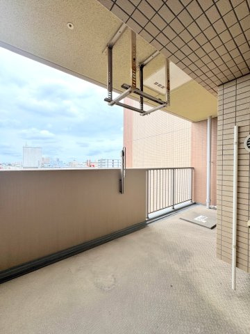 フォルスコートグランマークスのバルコニー|南向きで陽当たりが良く、お洗濯物も気持ちよく乾く10.60㎡のバルコニーです。リビングと洋室の双方から出入りが可能で、爽やかな風と光を身近に感じられます。