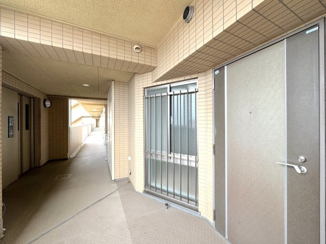 フォルスコートグランマークスの玄関|エレベーターまで近いです。