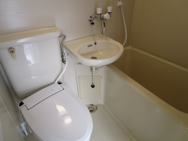 温水洗浄便座付きのトイレで便座が温かくて快適です♪