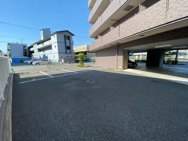 ネオパレス南茨木の駐車場