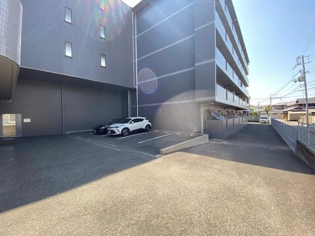 サンハート南茨木の駐車場