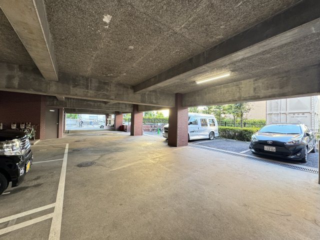 ビラ松濤の駐車場