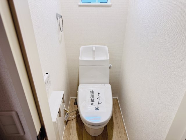 松戸市小金新築戸建【栗ケ沢小学校：10分】のトイレ|温水洗浄暖房便座つきトイレ