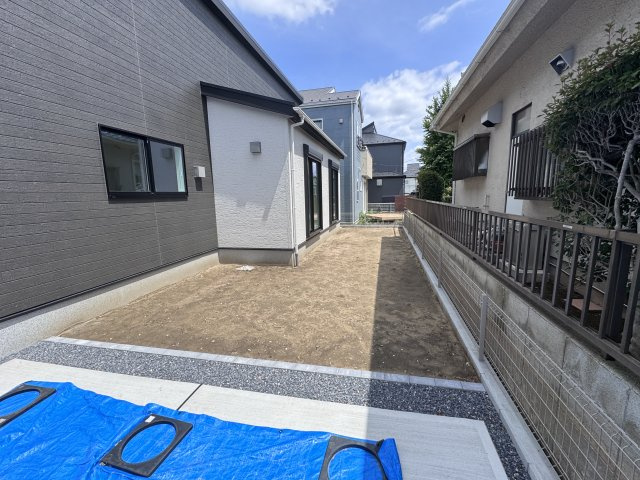松戸市小金新築戸建【栗ケ沢小学校：10分】の庭|リビング前・南側庭スペース