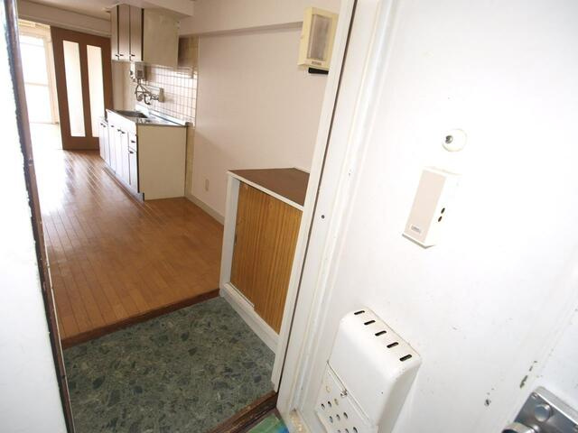 メゾンド市川の玄関