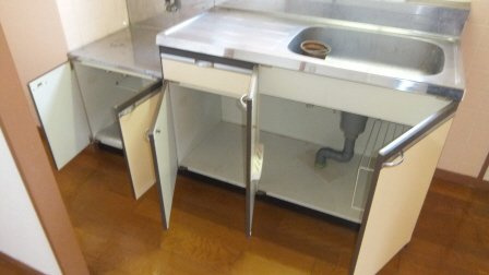トモヨシフラットのキッチン|キッチン下部収納
