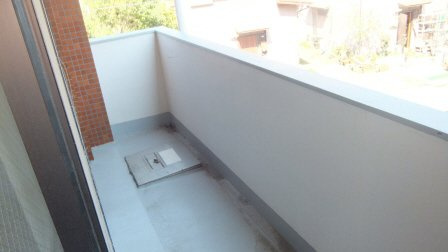 トモヨシフラットのバルコニー|奥行きのあるベランダ