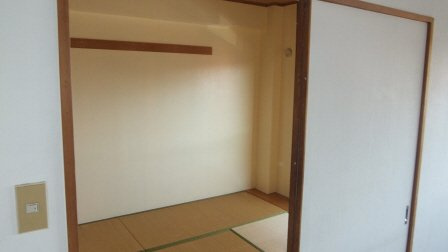 トモヨシフラットの居間・リビング|洋室から和室