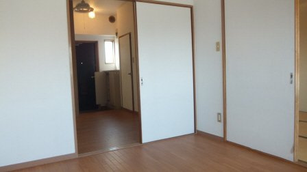 トモヨシフラットの居間・リビング|引き戸を外して1ＬＤＫでもご利用できます