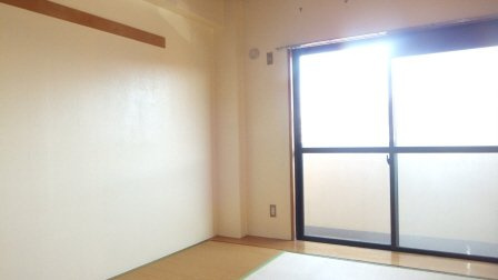 トモヨシフラットの居間・リビング|板の間分広くなります