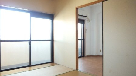 トモヨシフラットの居間・リビング|収納1.5間分あり
