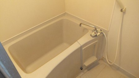 トモヨシフラットの浴室|キレイめの浴室です