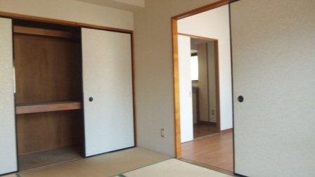 トモヨシフラット|和室は6帖プラス板の間