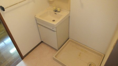トモヨシフラットの洗面所|独立洗面兼脱衣スペースあります