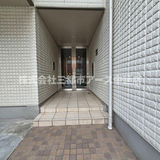 【エントランス】 | ハウゼ深沢 | ハウゼ深沢　は三都市アース中延店へお任せください！　ご内覧可能なお部屋は物件現地お待ち合わせご案内可能です！
