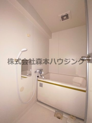 【浴室】 | 　フレアコートコスモ | ※同タイプ別室の写真となります。
　設備内容や内装色調など相違がある場合は実際のお部屋の現状優先となります。