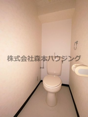 【トイレ】 | 　フレアコートコスモ | ※同タイプ別室の写真となります。
　設備内容や内装色調など相違がある場合は実際のお部屋の現状優先となります。