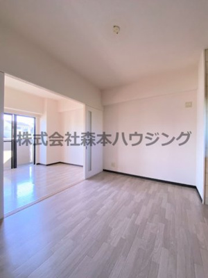 【居間・リビング】 | 　フレアコートコスモ | ※同タイプ別室の写真となります。
　設備内容や内装色調など相違がある場合は実際のお部屋の現状優先となります。