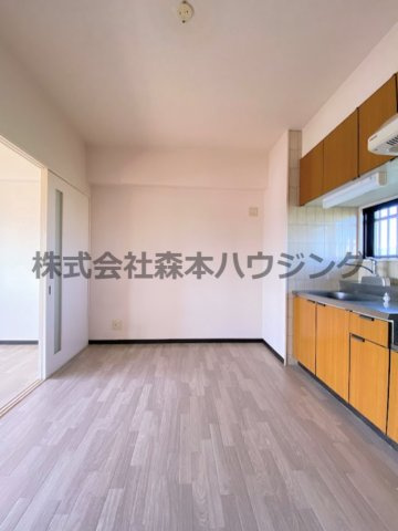 【居間・リビング】 | 　フレアコートコスモ | ※同タイプ別室の写真となります。
　設備内容や内装色調など相違がある場合は実際のお部屋の現状優先となります。
