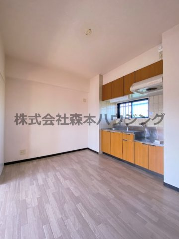 【居間・リビング】 | 　フレアコートコスモ | ※同タイプ別室の写真となります。
　設備内容や内装色調など相違がある場合は実際のお部屋の現状優先となります。