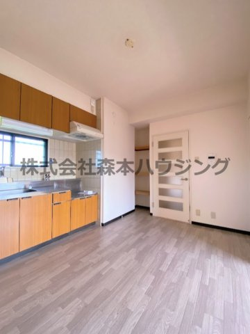 【居間・リビング】 | 　フレアコートコスモ | ※同タイプ別室の写真となります。
　設備内容や内装色調など相違がある場合は実際のお部屋の現状優先となります。