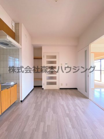 【居間・リビング】 | 　フレアコートコスモ | ※同タイプ別室の写真となります。
　設備内容や内装色調など相違がある場合は実際のお部屋の現状優先となります。