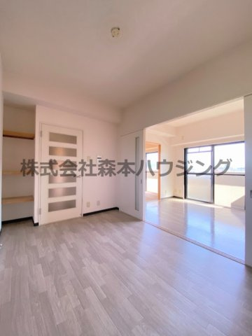 【居間・リビング】 | 　フレアコートコスモ | ※同タイプ別室の写真となります。
　設備内容や内装色調など相違がある場合は実際のお部屋の現状優先となります。