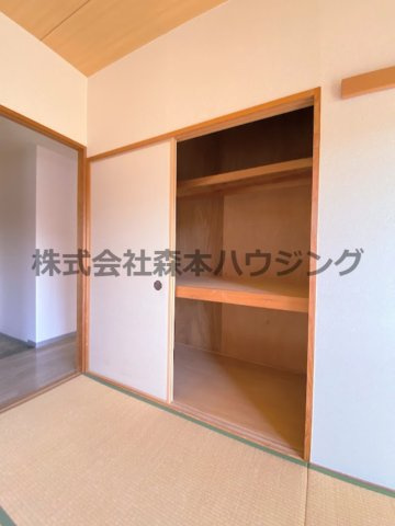 【収納】 | 　フレアコートコスモ | ※同タイプ別室の写真となります。
　設備内容や内装色調など相違がある場合は実際のお部屋の現状優先となります。